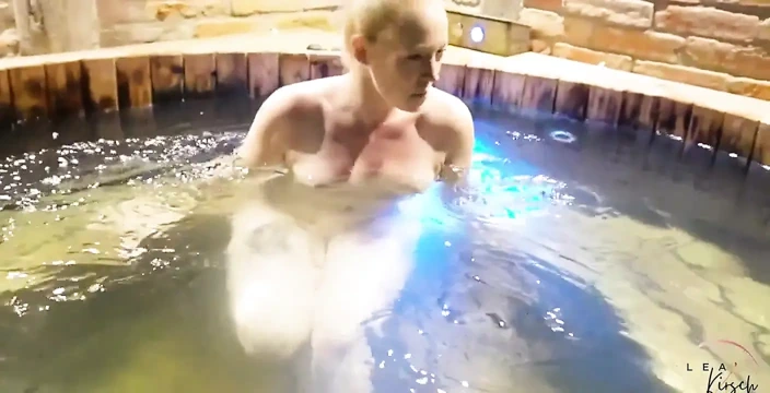 Komşular için azgın şov! Bahçede girdap havuzunda amcık fışkırtıyor! Bahçede ve komşular barbeküde!