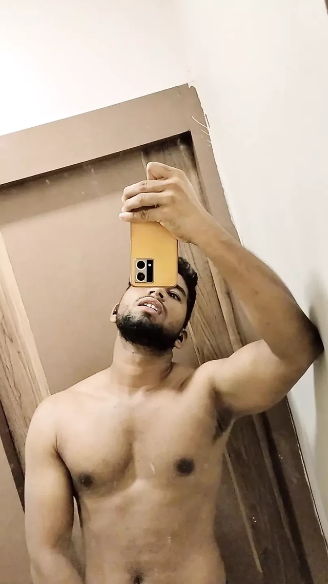 Индийский мускулистый мужик дези светит большим черным членом лундом, соло спермы.