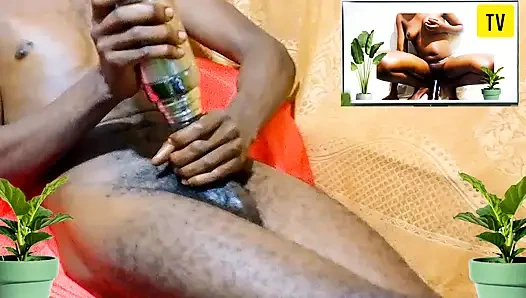 Porno film izlerken su şişesiyle sikişiyor, zevk alma şeklim gerçek ateşli amcığı sikiyor gibiydi!