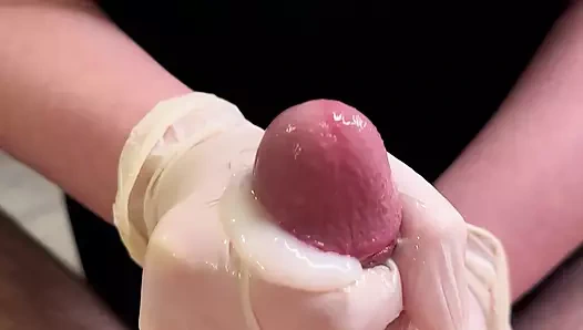 White büyük boşalma ile eldiven giyerek elle muamele çekiyor