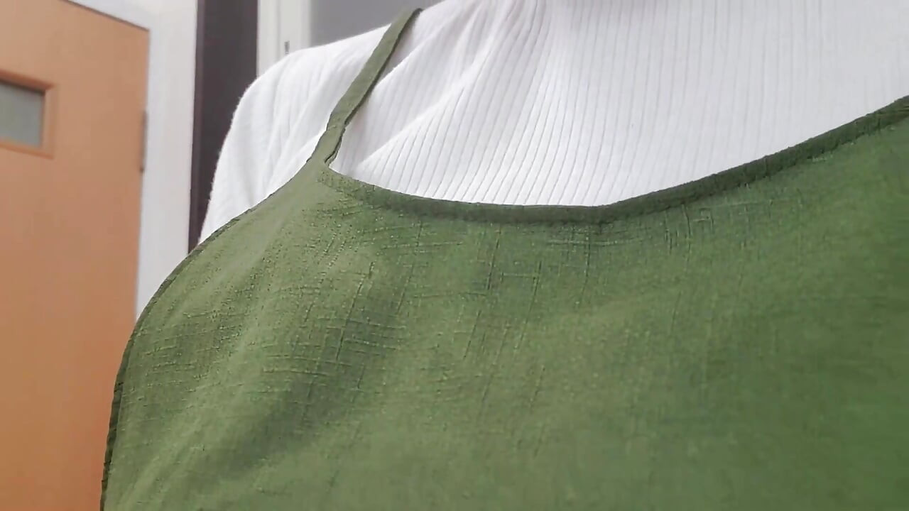 Evli bir kadın banyoda bacaklarını açıyor ve mastürbasyon yapıyor