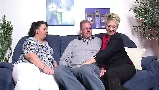 Her arzusunu tatmin eden iki orta yaşlı seksi kadınla üçlü seks