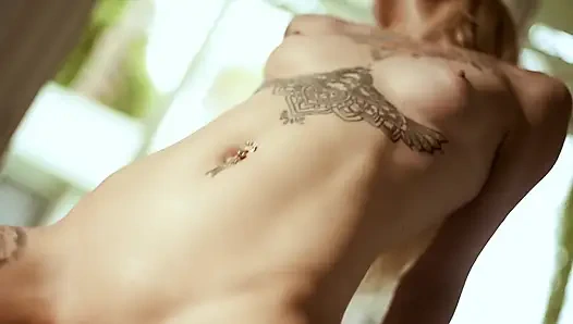 Komşumu binerek uyandırdım ve onu yüzüme boşalttırdım