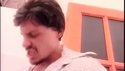 Минет и сперма в рот большого члена для горячей милфы-блондинки в ванной