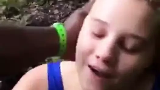 Ateşli bir kadın ormanda bir bbc emiyor.