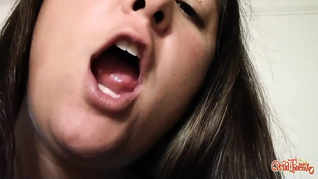 Bağlı ve ağzı tıkalı: dev götlü bir tanrıça tarafından kokmuş nefes ve göt osuruk hakimiyeti