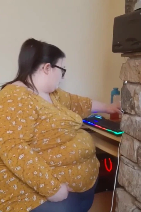 İş yerindeki en şişman kız mücadele ediyor