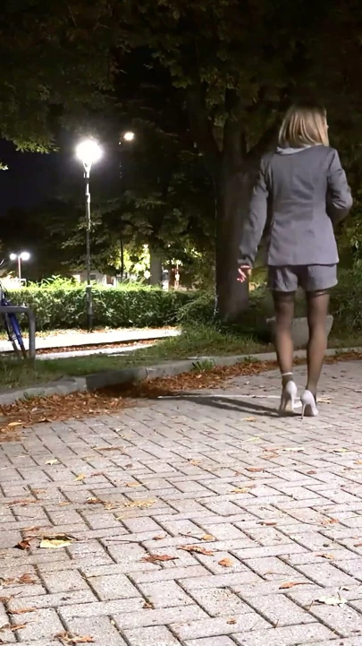 Naylon çoraplar ve iş kıyafetiyle gece boyunca tökezliyorum | Klip 2