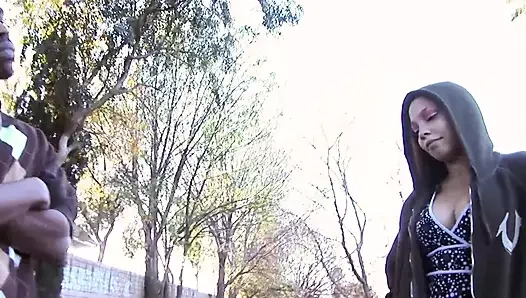 Güzel hatun erkek arkadaşının büyük siyah yarağını tatmin ediyor