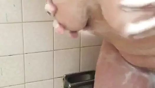 kız arkadaşı duşta göğüsleri ile oynuyor