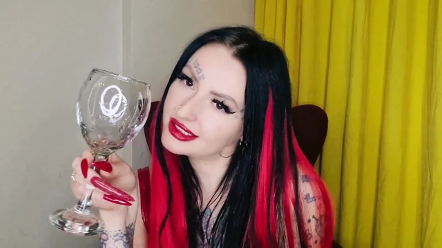 Tükürme fetişi. Sahibe limon emiyor, bu da özel bir tükürük kokteyli hazırlamak için daha fazla tükürük gerektiriyor, salya akıtıyor ve çiğnenmiş limon f