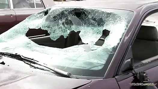 Koca sikli adam sarışınların amını dolduruyor ve göğüslerine boşalıyor