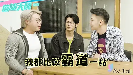 Ateşli dövmeli piliç, Yaner, kulübün banyosunda karşılama sanatçısı tarafından sikiliyor