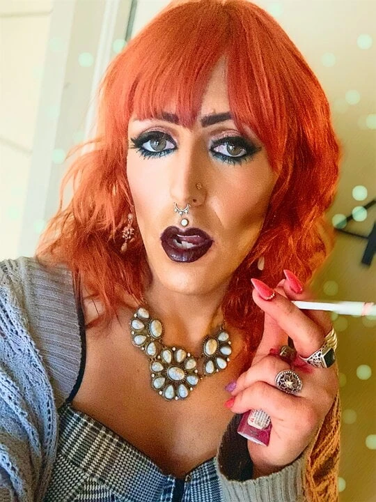 Красотка Ts курит 120-е