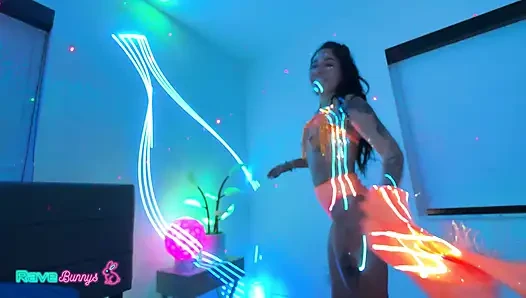 Minyon fitbadonk Brian'ın neon deninde yalanıyor ve dölleniyor!
