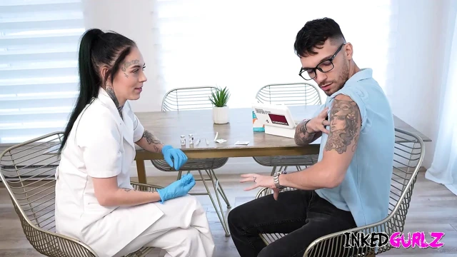 Dövmeli gurlz - dövmeli minyon hemşire sert sikiliyor