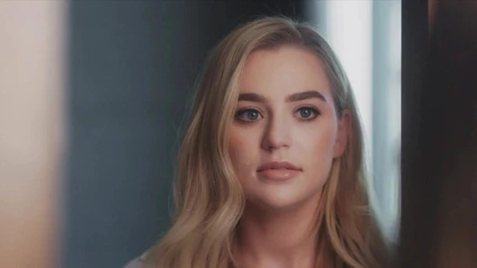 Daha derin. erkek arkadaşının eski sevgilisi ortaya çıktığında blake kontrolü ele alır