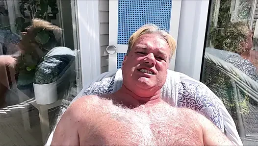 HUNK BABA VERANDADA ÇıPLAK GÜNEŞLENIYOR 2