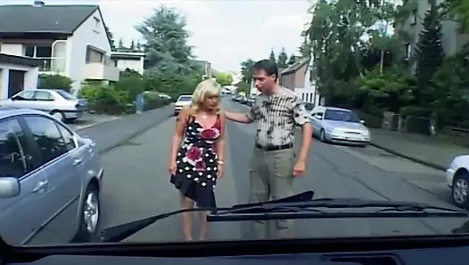 Doğal memeli Alman bayan arabanın arkasında bir yarağı memnun ediyor