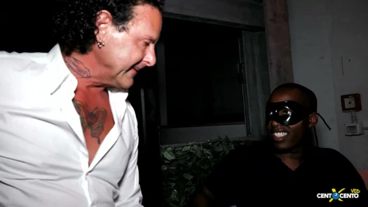 Siyah adam tarafından serbest bırakılan Athena da sikiliyor