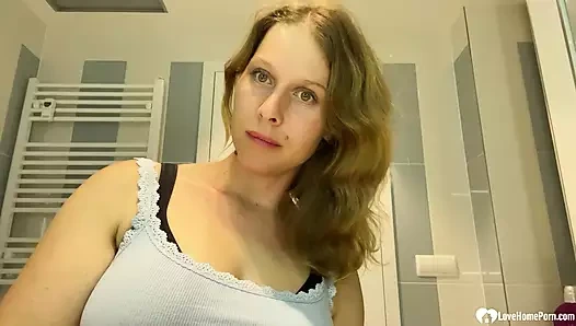 Komşu anne göğüslerini gösteriyor