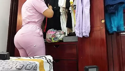 Kamera büyük götlü hemşireyi kaydediyor