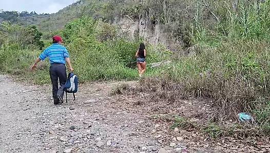 Sapık yaşlı adam büyük memeli üvey kızını ormanda açık havada sikiyor