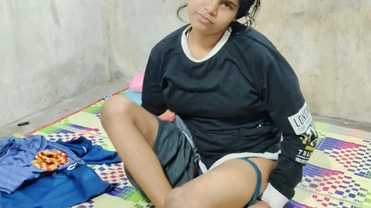 Hintli kız erkek arkadaşı tarafından sert sikiliyor.