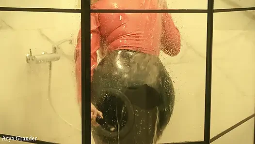 Lateks kauçuklu seksi orta yaşlı seksi kadın - duş striptiz