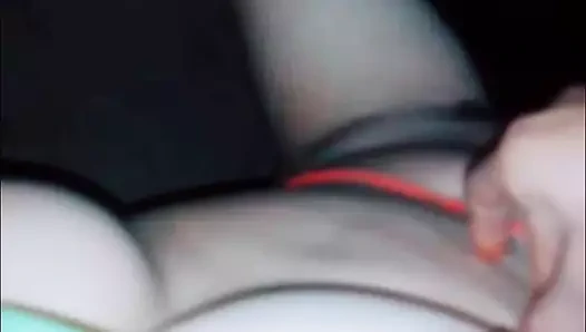 Seks için istekli ateşli kız kıyafetlerini çıkardı ve seks için çok heyecanlanıyor. Ateşli amcığını okşuyor