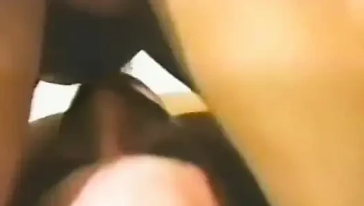 Küçük memeli bir esmer iki adamla sikişiyor