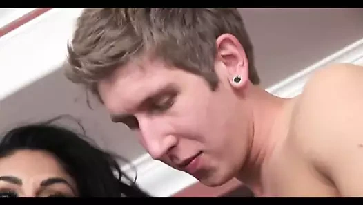 En iyi arkadaşımın annesine adım atın