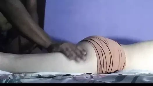 Eski Japon evli kadını sikiyor ve götüne ve amına masaj yapıyor