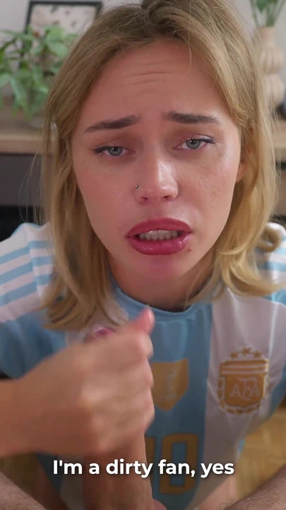 Scoor een doelpunt in mij Argentinië-fan gestraft voor de rode kaart die Messi smeekt