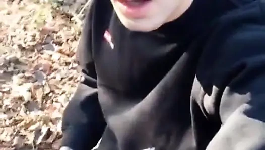 Parkta siyah gömlek üzerinde büyük boşalma