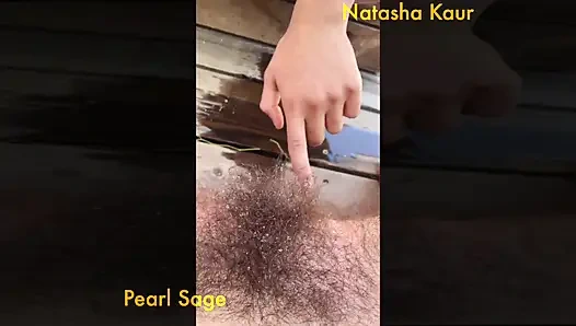 Dikey işeme bakış açısı: kıllı amcıklarımıza işiyor ve orgazm