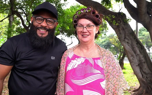 İri güzel kadın otobüs yolculuğu sırasında götünü gerdiriyor