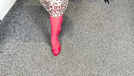 #372 Bayan olgun ayaklar otelinde senin için soyunuyor