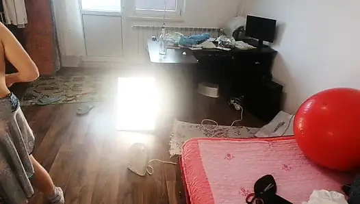 Amatör kadın kıyafetlerini denerken ve keserken eğleniyor.