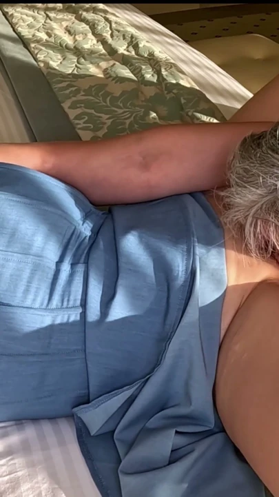 MILF sırılsıklam derin boğaz yapıyor, yalamadan orgazm oluyor ve amına boşalınıyor | Klip 1