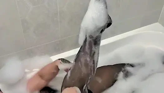 Üvey anne çoraplı ve seksi iç çamaşırlı banyo yapıyor, ıslak büyük göt