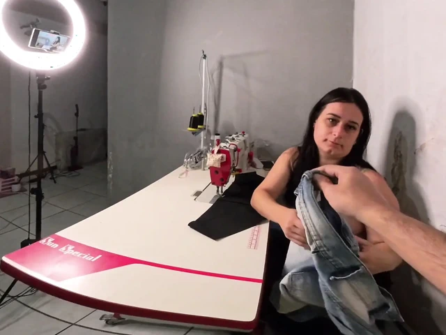 Dikişli kadın müşteri tarafından iç çamaşırıyla heyecanlanıyor