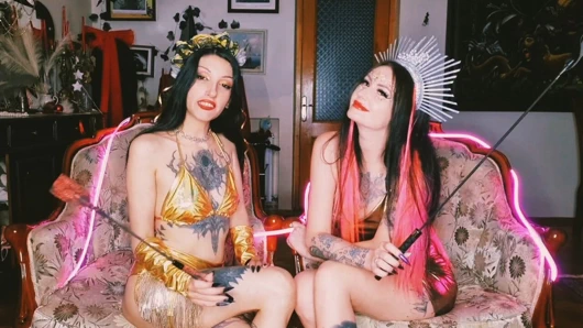 Cadılar bayramının cennet gibi tanrıçaları kaderine karar verir: cennet mi cehennem mi? Dominatrix Nika ve DarkSpaceSolar. Tanrıçaya tapınma