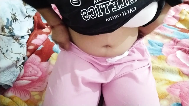 Sinsjonnygirl yatağında göğüsleriyle oynuyor