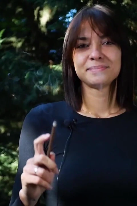 Tatlı şehvetli Rus güzel açık havada sigara içiyor