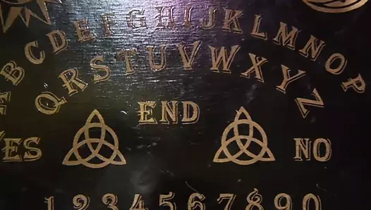 Sürtük kızlar bazı azgın erkeklerle fetiş grup seks yapıyor - grup seks