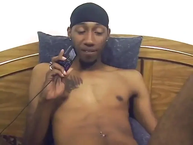 Siyah adamlar sert anal seks yapıyor ve boşalmadan önce oral seks yapıyor