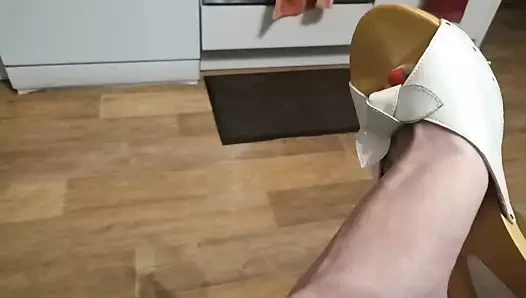 Berkemann ayakkabılı travesti ayaklar