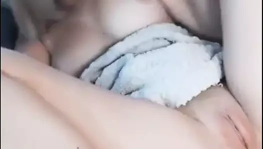 Seksi sarışın kız ile güzel memeler ve ıslak tıraş kedi vibrati