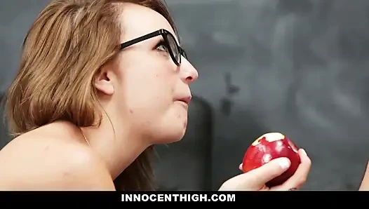 Küçük sürtük Carmen Callaway sınıf arkadaşının sikinin tadını çıkarıyor